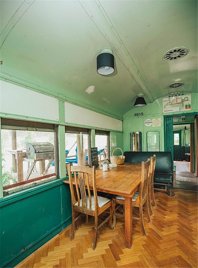 “Vi diệu” cặp vợ chồng tái chế toa xe lửa thành nhà rộng 70m2 đầy đủ tiện nghi, hòa mình cùng thiên nhiên
