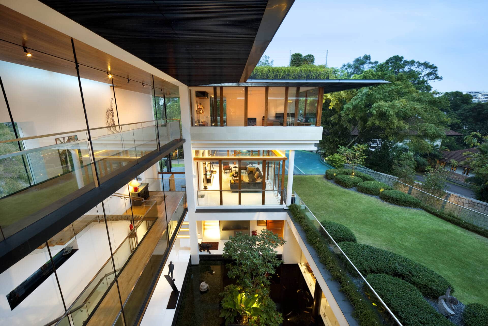 Đại gia đình 3 thế hệ tại Singapore sống trong căn biệt thự vườn được phủ xanh với hệ sinh thái cây và nước