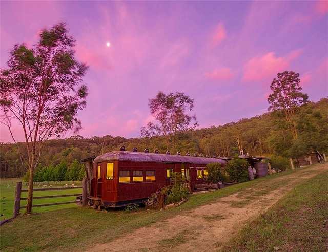 “Vi diệu” cặp vợ chồng tái chế toa xe lửa thành nhà rộng 70m2 đầy đủ tiện nghi, hòa mình cùng thiên nhiên