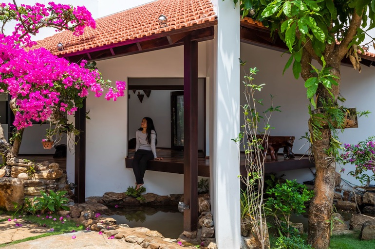 Nữ giám đốc về phố núi Đăk Lăk xây nhà vườn bình yên "trốn khói bụi", là sự kết hợp khéo léo giữa kiến trúc truyền thống Việt và nhà sàn Tây Nguyên