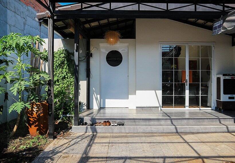 Nhà Bánh Cam 7,5x30 ở Tây Ninh, có lối thiết kế mở và rất “ít cửa” giúp căn nhà luôn thông thoáng, gần gũi với thiên nhiên