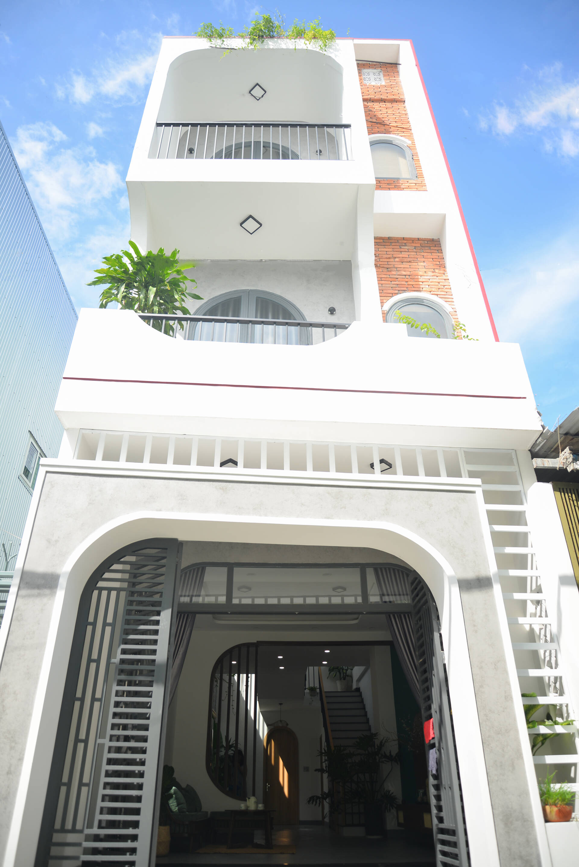 Chàng trai Đà Nẵng đã hoàn thiện mong ước xây nhà 3 tầng cho bố mẹ, căn nhà 4x17,8 thoáng sáng, điểm nhấn "đừng bao giờ tiếc tiền thuê KTS"