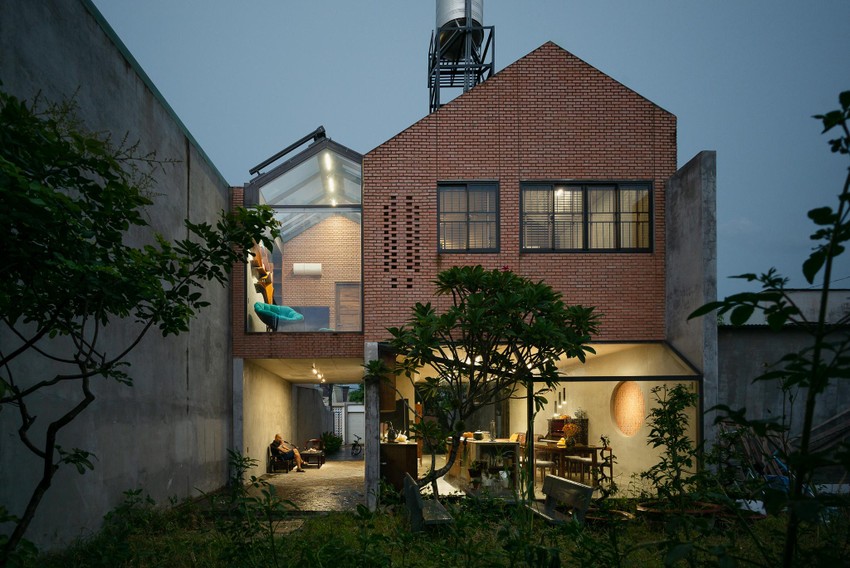 Ngôi nhà 2 tầng toát lên hơi ấm gia đình ở Biên Hòa khiến báo Mỹ trầm trồ