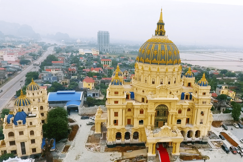 Vị đại gia Ninh Bình bỏ ra 1000 tỷ để xây lâu đài lớn nhất Đông Nam Á: Tất cả nội thất đều được dát vàng, phòng ngủ vương giả
