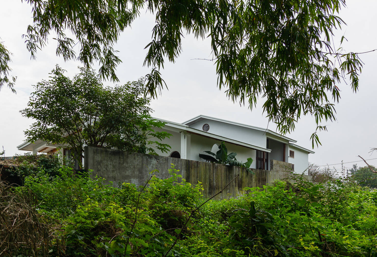 Ngôi nhà cấp 4 ở Quảng Nam ''có sức hút khó cưỡng'' trong khung cảnh bình, nhưng lại vô cùng hiện đại