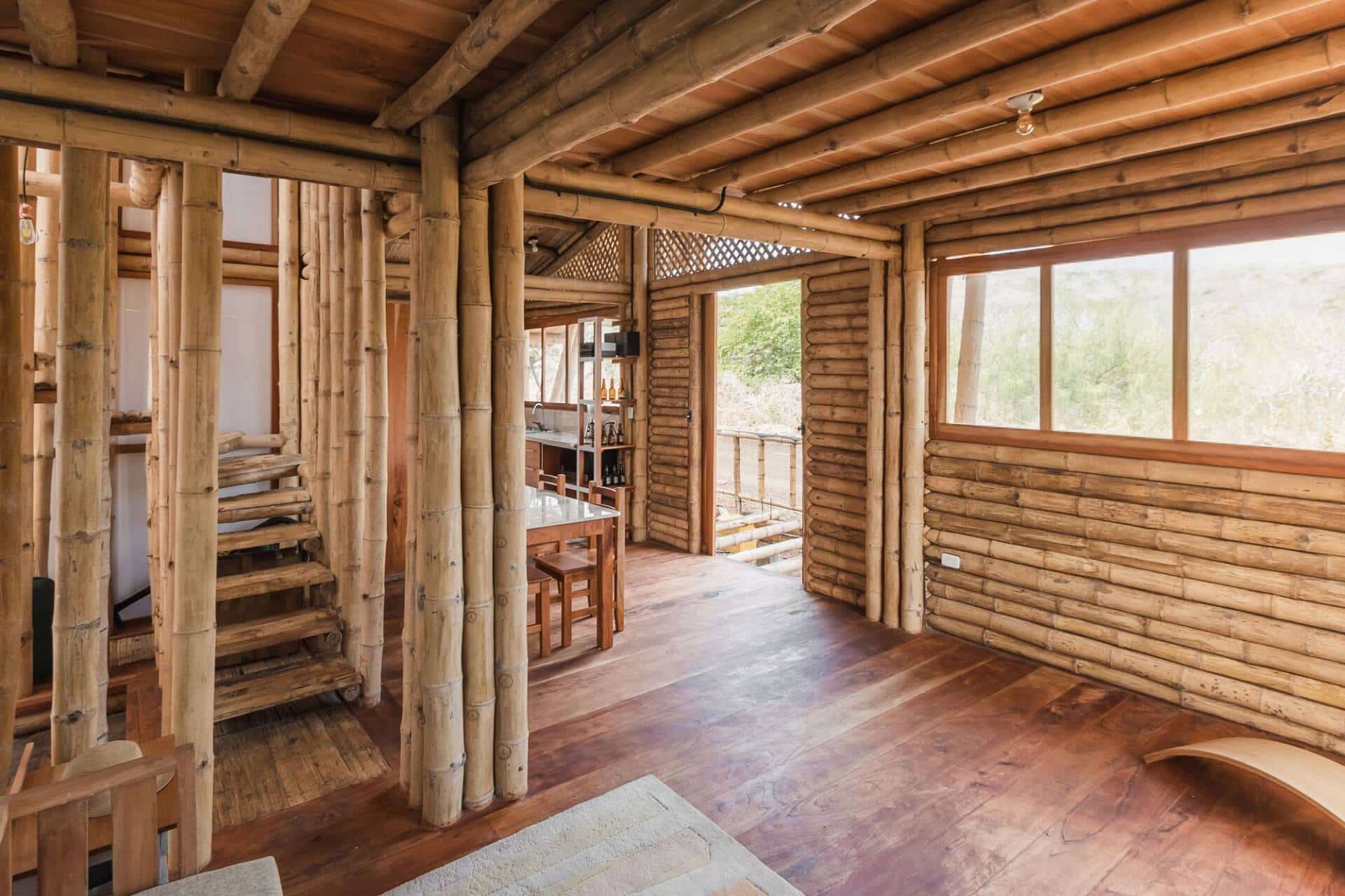 Không tốn tiền xi măng, vợ chồng trẻ xây nhà 3 tầng toàn bộ bằng tre và các loại gỗ tự nhiên trong khu vực