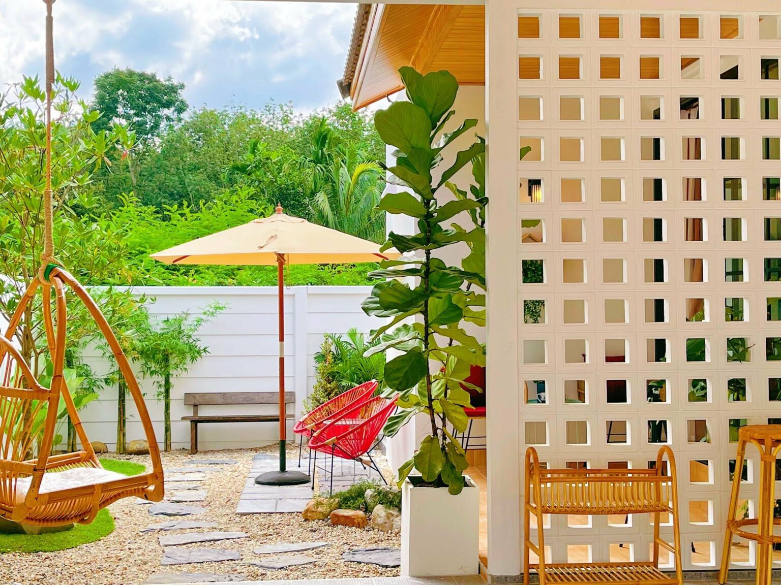 Căn nhà cấp 4 với thiết kế “siêu đỉnh”, trông đơn giản nhưng “đáng sống” nhờ hài hòa với sân vườn thư giãn xung quanh